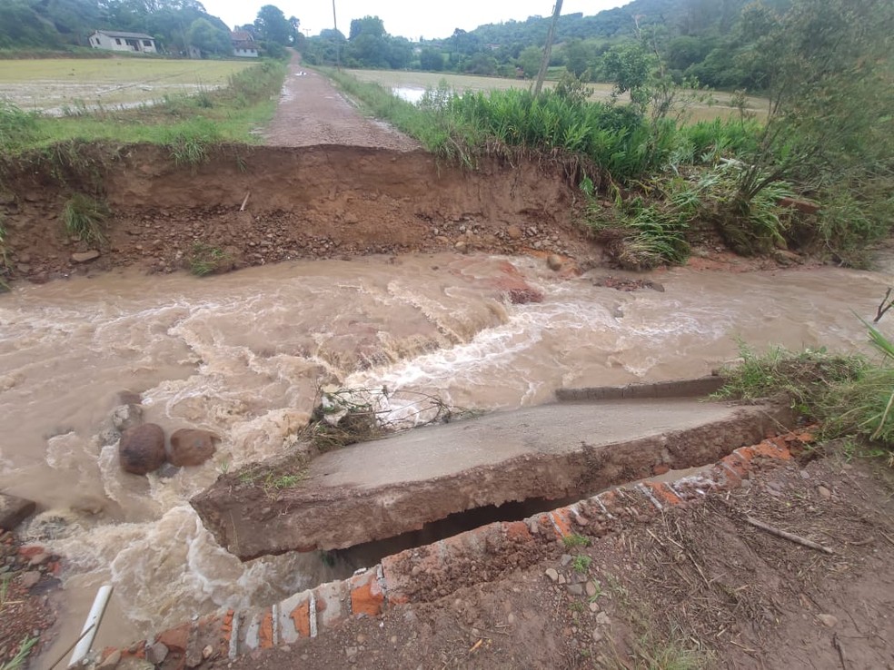 Ponte desabou no interior de Dona Francisca, na Região Central do estado — Foto: Fabiana Lemos/RBS TV