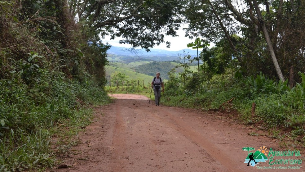 Peregrina percorrendo o Caminhos dos Anjos: roteiro pode ser feito a pé, de bicicleta, moto ou carro 4 x 4 entre três a dez dias — Foto: Crédito: Araucária Ecoturismo