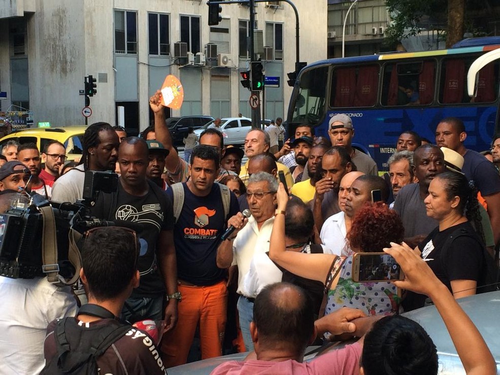 Garis falam apÃ³s greve ser suspensa nesta sexta-feira (26) â€” Foto: Raoni Alves/G1