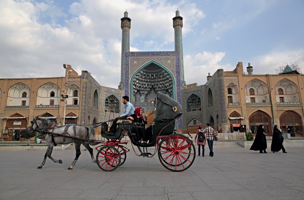 Turistas aproveitam o tempo em Isfahan (Foto: Getty Images)