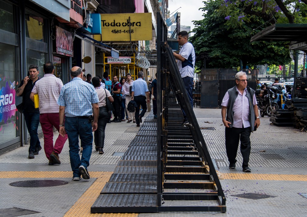 Polícia argentina instala grades na Avenida 9 de Julho de Buenos Aires, onde será realizada manifestação contra o G20 — Foto: Martin Bernetti/ AFP