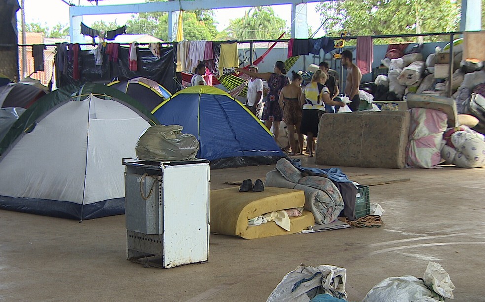 Acampamentos foram montados em quadra (Foto: Rede Amazônica/Reprodução)