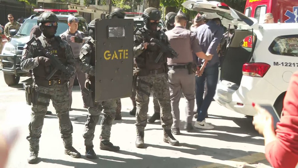 Gate em frente a casa invadida por assaltante na Zona Sul de São Paulo. — Foto: Reprodução/TV Globo