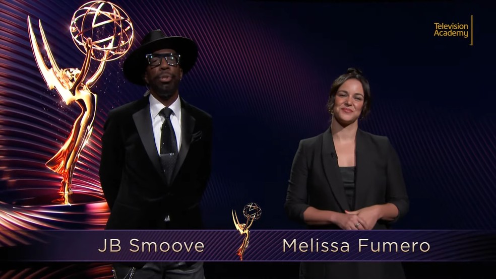 JB Smoove e Melissa Fumero — Foto: Reprodução Emmy 2022