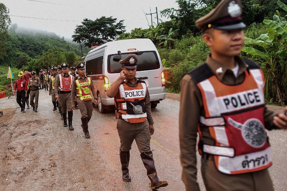 Policiais fazem a segurança no entorno da caverna Tham Luang, na Tailândia Ye Aung Thu / AFP (Foto: Ye Aung Thu / AFP)