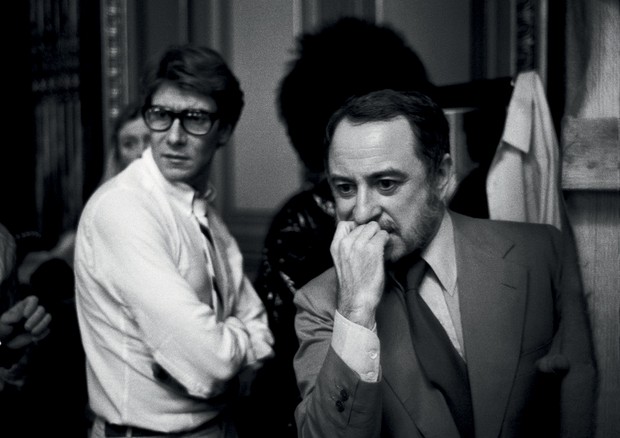 Yves Saint Laurent e Pierre Bergé em Paris, em 1978 (Foto: Derek Hudson / Getty Images, Reuters / Latinstock e Magnum / Latinstock)