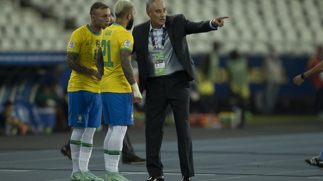 Tite orienta Gabigol e Éverton Cebolinha em jogo da seleção brasileira