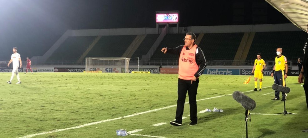 Vanderlei Luxemburgo orienta o time do Vasco na beira do campo contra o Bragantino � Foto: Placido Berci