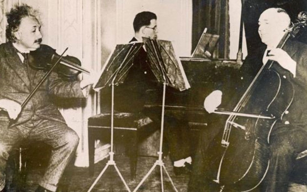 Quando 'empacava' em um problema, Einstein se voltava para a música — uma técnica que hoje é validada por neurocientistas — Foto: Alamy/BBC