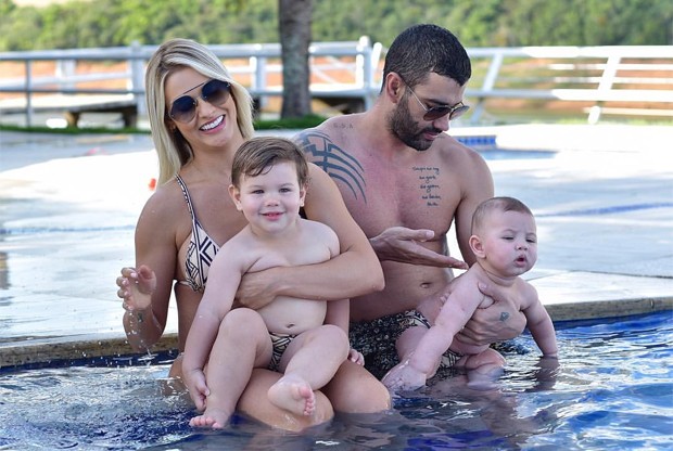 Andressa Suita, Gusttavo Lima e os filhos, Gabriel e Samuel (Foto: Reprodução / Instagram)