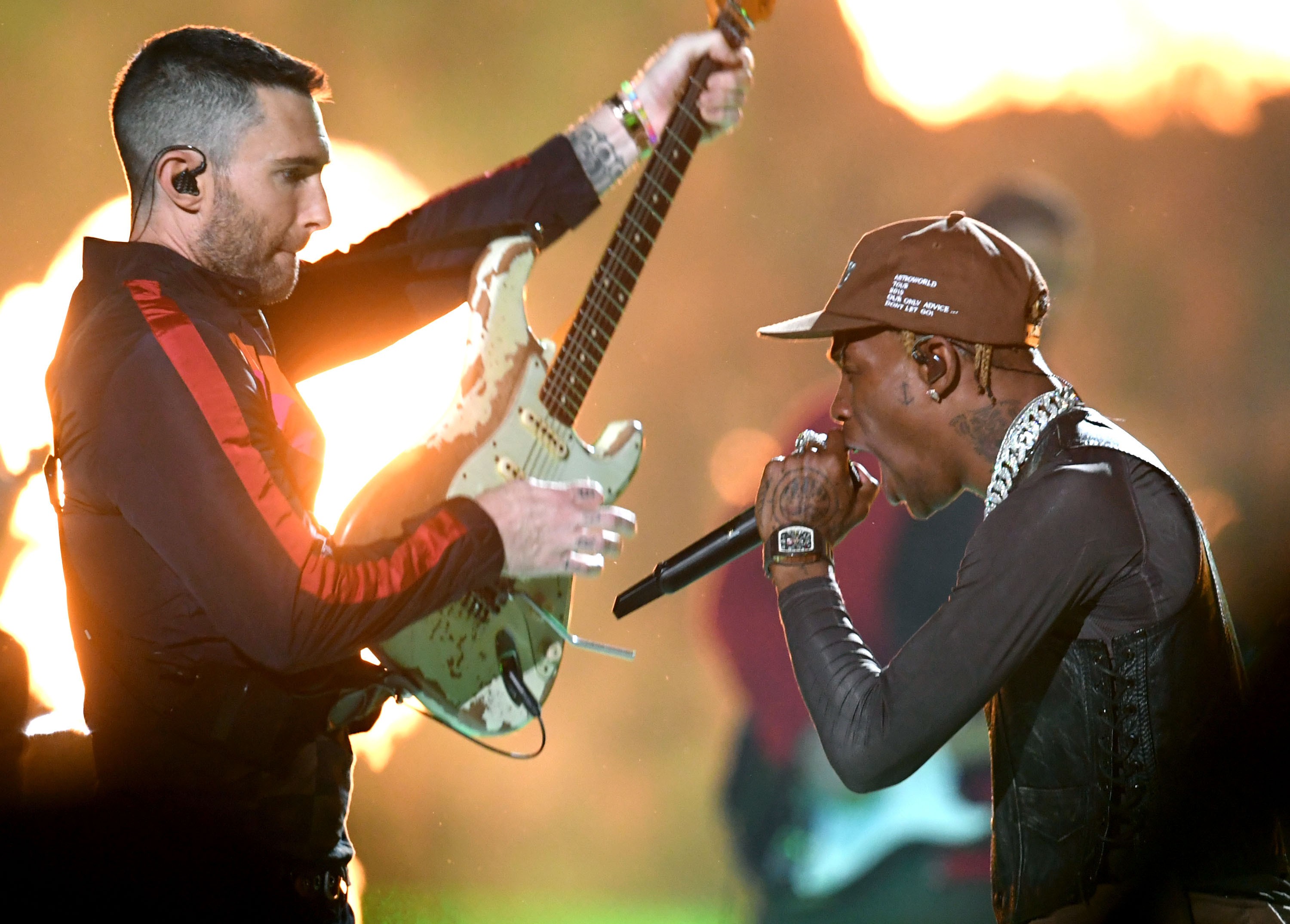 Adam Levine, frontman do Maroon 5, e Travis Scott foram atrações do último show do intervalo do Super Bowl (Foto: Getty Images)