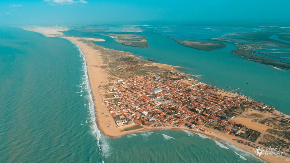 Galinhos, no RN, tem praias isoladas, farol à beira-mar e montanhas de sal como paisagem thumbnail