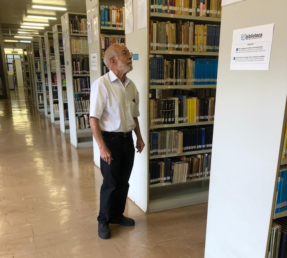 A biblioteca da Unesp Rio Preto (SP) é o novo lugar preferido do aposentado. — Foto: Vanessa Alves