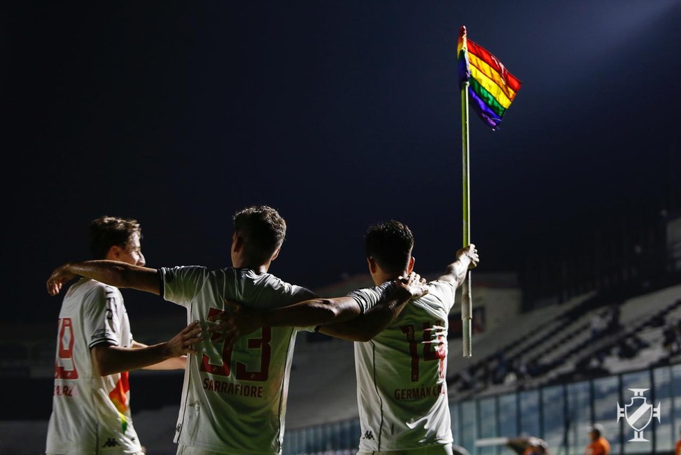 Cano levanta a bandeira do arco-íris ao comemorar gol da vitória do Vasco sobre o Brusque — Foto: Rafael Ribeiro/Vasco