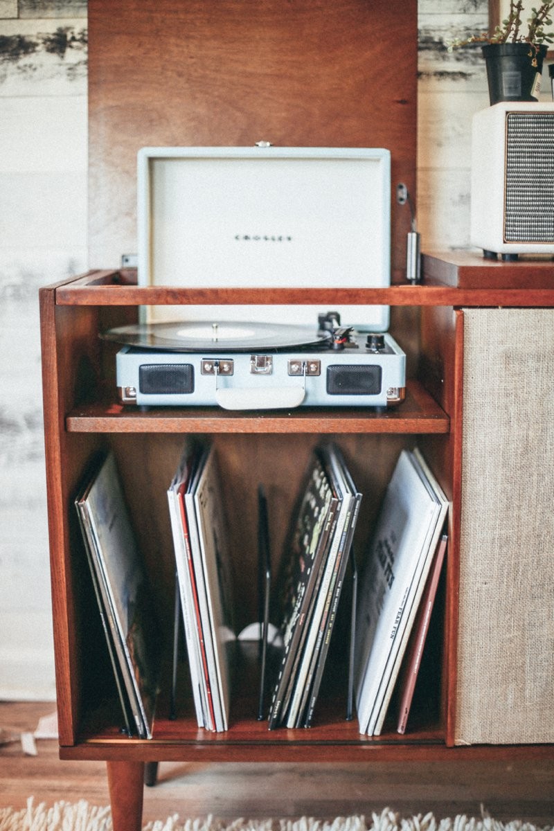 Décor do dia: instrumentos musicais decoram sala de estar (Foto: Urban Outfitters/Divulgação)