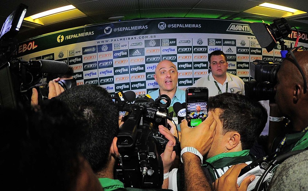 Mauricio Galiotte, presidente do Palmeiras, em entrevista coletiva após o segundo jogo da final do Paulistão contra o Corinthians, quando chamou o torneio de "Paulistinha" e disse que o campeonato "estava manchado" (Foto: Marcos Ribolli)