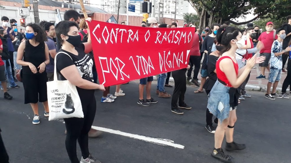 Manifestação pede justiça por João Alberto na Avenida Bento Gonçalves, em Porto Alegre — Foto: Jefferson Ageitos/RBS TV