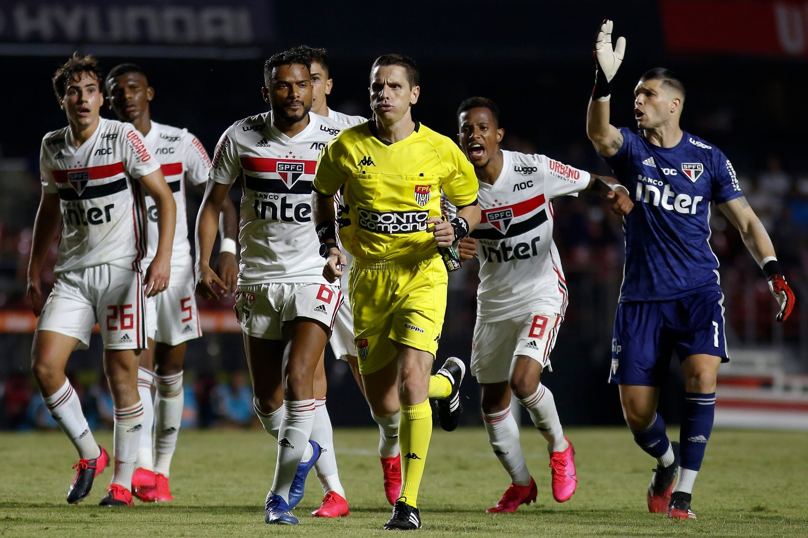 FPF multa São Paulo em R$ 10 mil por xingamentos a árbitro do clássico contra o Corinthians