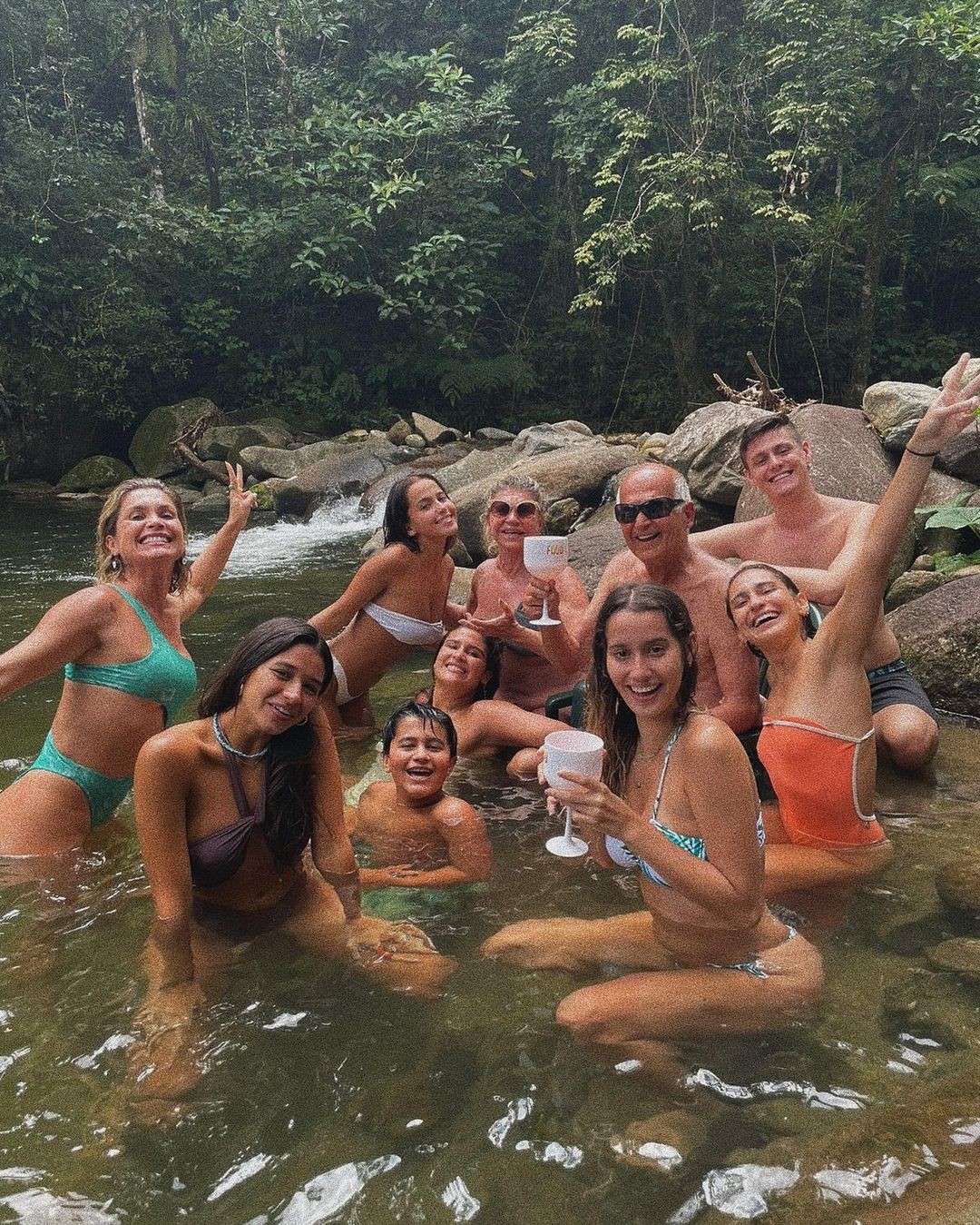 Giulia Costa curte com amigos e família (Foto: Reprodução Instagram)
