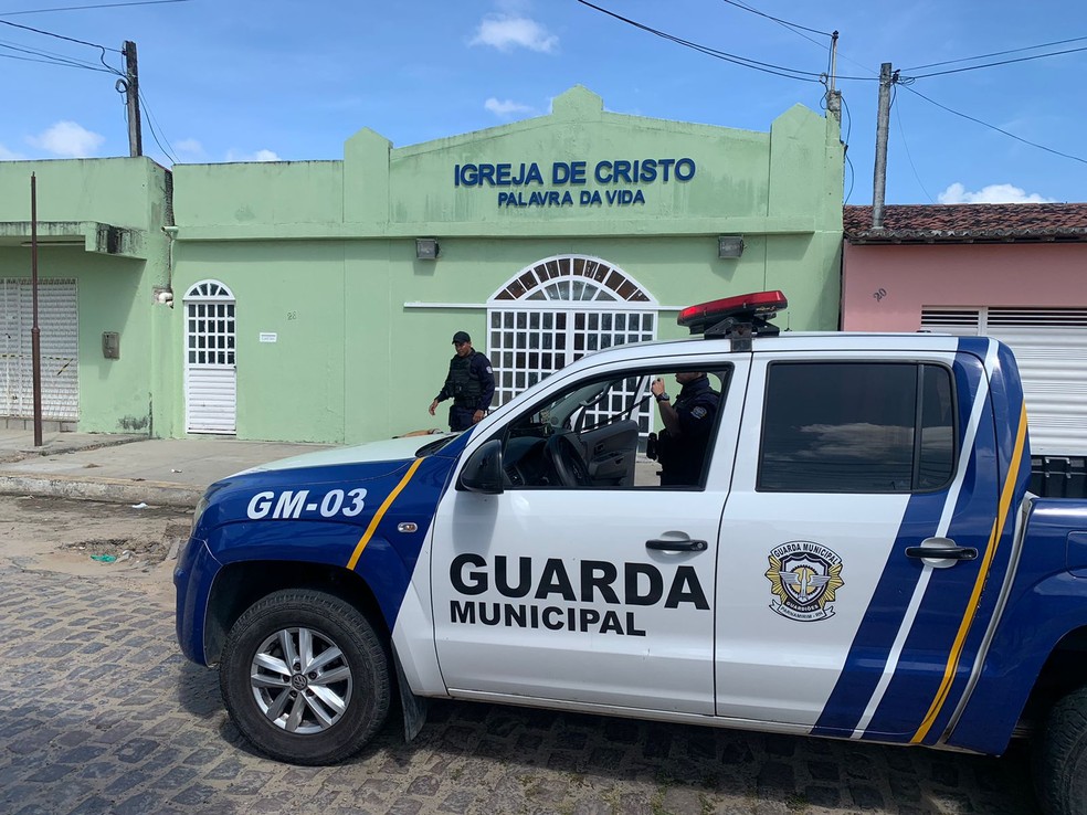 Corpo foi encontrado na calçada de igreja evangélica em Parnamirim, na Grande Natal — Foto: Gustavo Brendo/Inter TV Cabugi