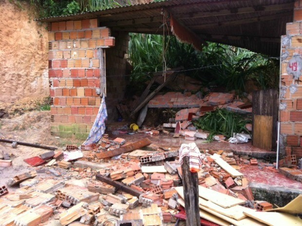 Casa onde morava mãe e quatro filhos após deslizamento de terra, em Manaus (Foto: Ana Graziela Maia/G1 AM)
