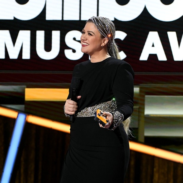 HOLLYWOOD, CALIFORNIA - OCTOBER 14: In this image released on October 14, Kelly Clarkson speaks onstage at the 2020 Billboard Music Awards, broadcast on October 14, 2020 at the Dolby Theatre in Los Angeles, CA.  (Photo by Kevin Winter/BBMA2020/Getty Image (Foto: Getty Images for dcp)