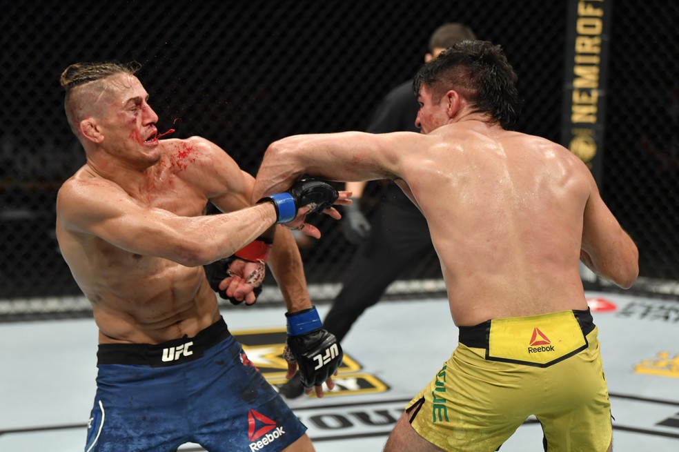 Vicente Luque venceu Niko Price na terceira luta do UFC 249 — Foto: Getty Images