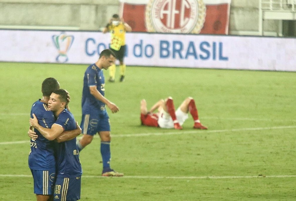 Jogadores do Cruzeiro comemoram classificação para a terceira fase — Foto: Alexandre Lago