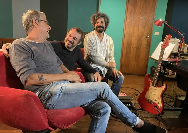 Zé Renato se inspira em Jards Macalé para cantar Adoniran Barbosa com a  guitarra de Pedro Sá | Blog do Mauro Ferreira | G1