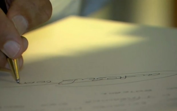 Carlos Alberto Torres se emociona ao assinar Livro de Ouro do Maracanã