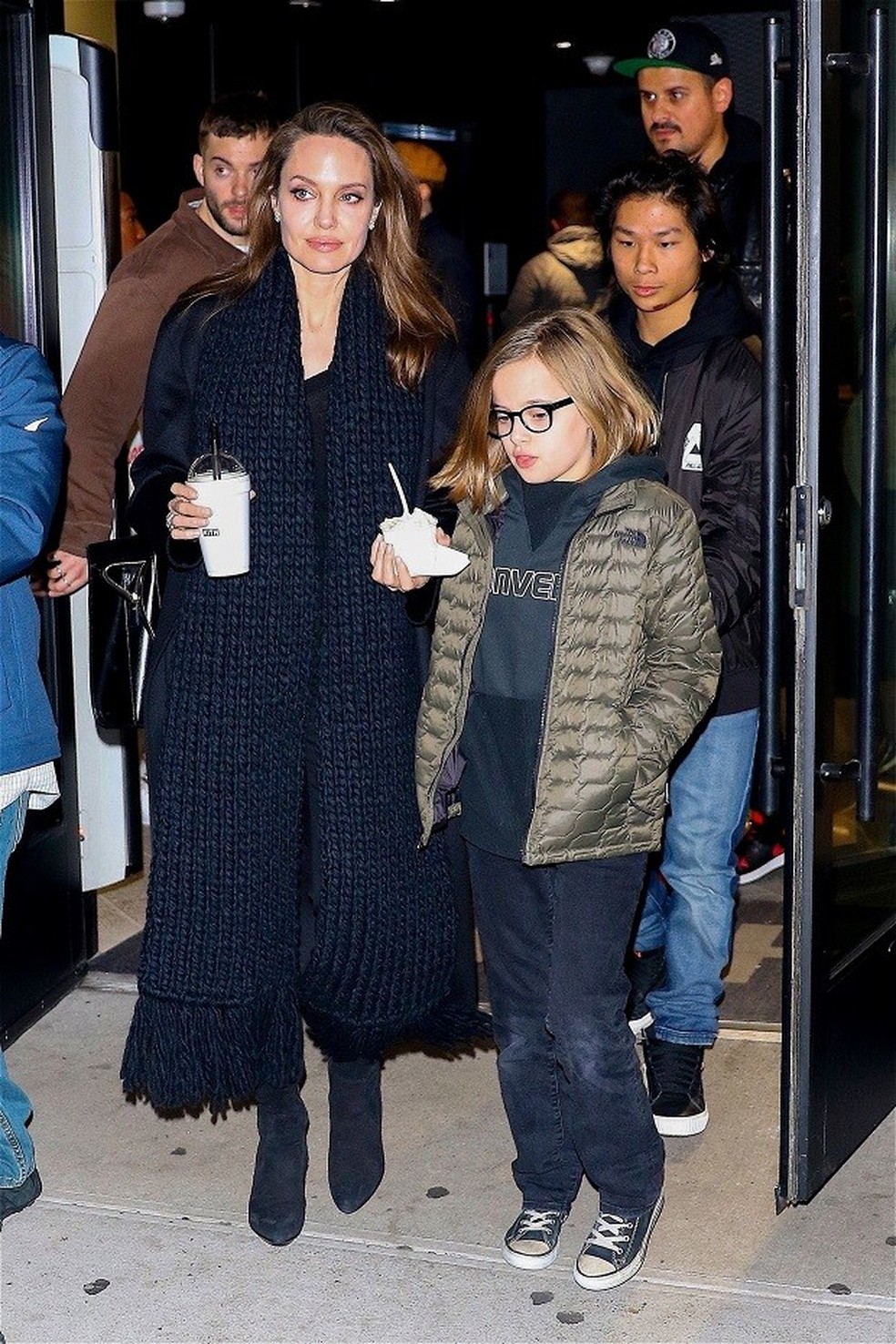 Angelina Jolie curte noite no em museu com os quatro filhos mais