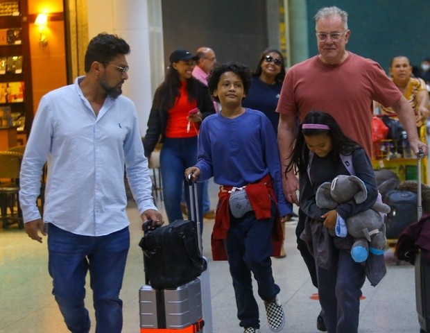 Luiz Fernando Guimarães com marido e filhos (Foto: Vítor Pereira/AGNEWS)
