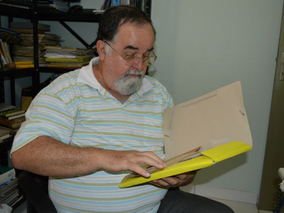 Pedro Spíndola mostra pasta com projetos sobre Manoel de Barros que, por falta de apoio, não saíram do papel — Foto: Anderson Viegas/G1 MS