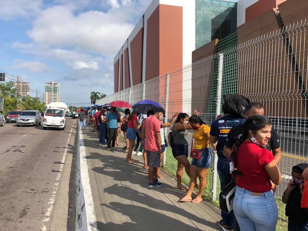 Enorme fila no portão do Vasco Vasques na manhã desta segunda-feira. Pessoas não foram avisadas que o local não abriria. — Foto: Matheus Castro/G1