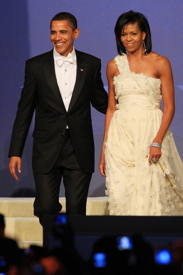 WASHINGTON - JANUARY 20:  U.S. President Barack Obama and First Lady Michelle Obama arrive at the Mid-Atlantic Inaugural Ball on January 20, 2009 in Washington, DC. Barack Obama was sworn in as the 44th President of the United States today, becoming the f (Foto: Getty Images)