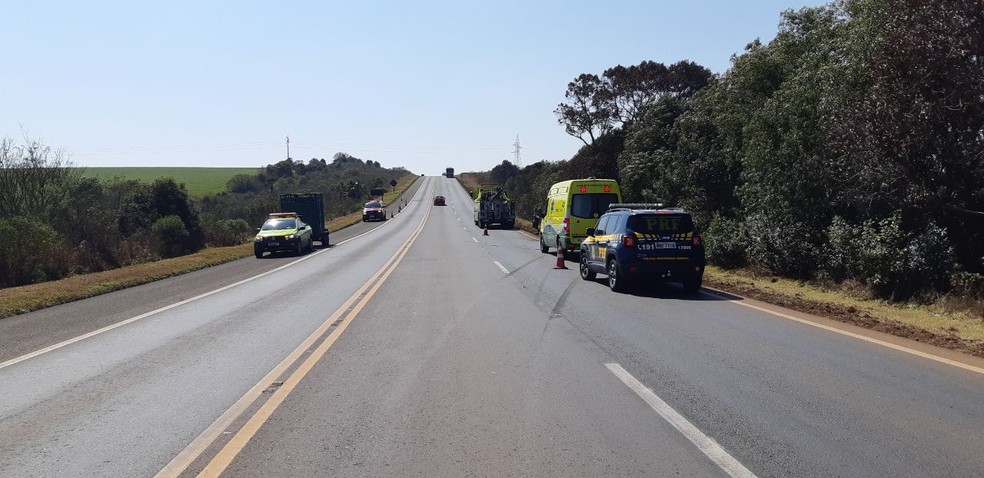 Uma mulher morreu, e duas crianças e um homem foram encaminhados com ferimentos ao hospital, em Guarapuava, segundo a PRF — Foto: Divulgação/PRF