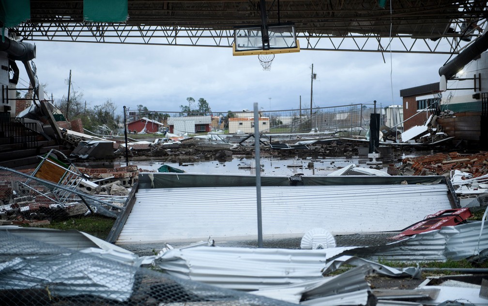 Estrutura destruída pela passagem do furacão Michael em Panama City, na Flórida, na quarta-feira (10) — Foto: Brendan Smialowski/AFP