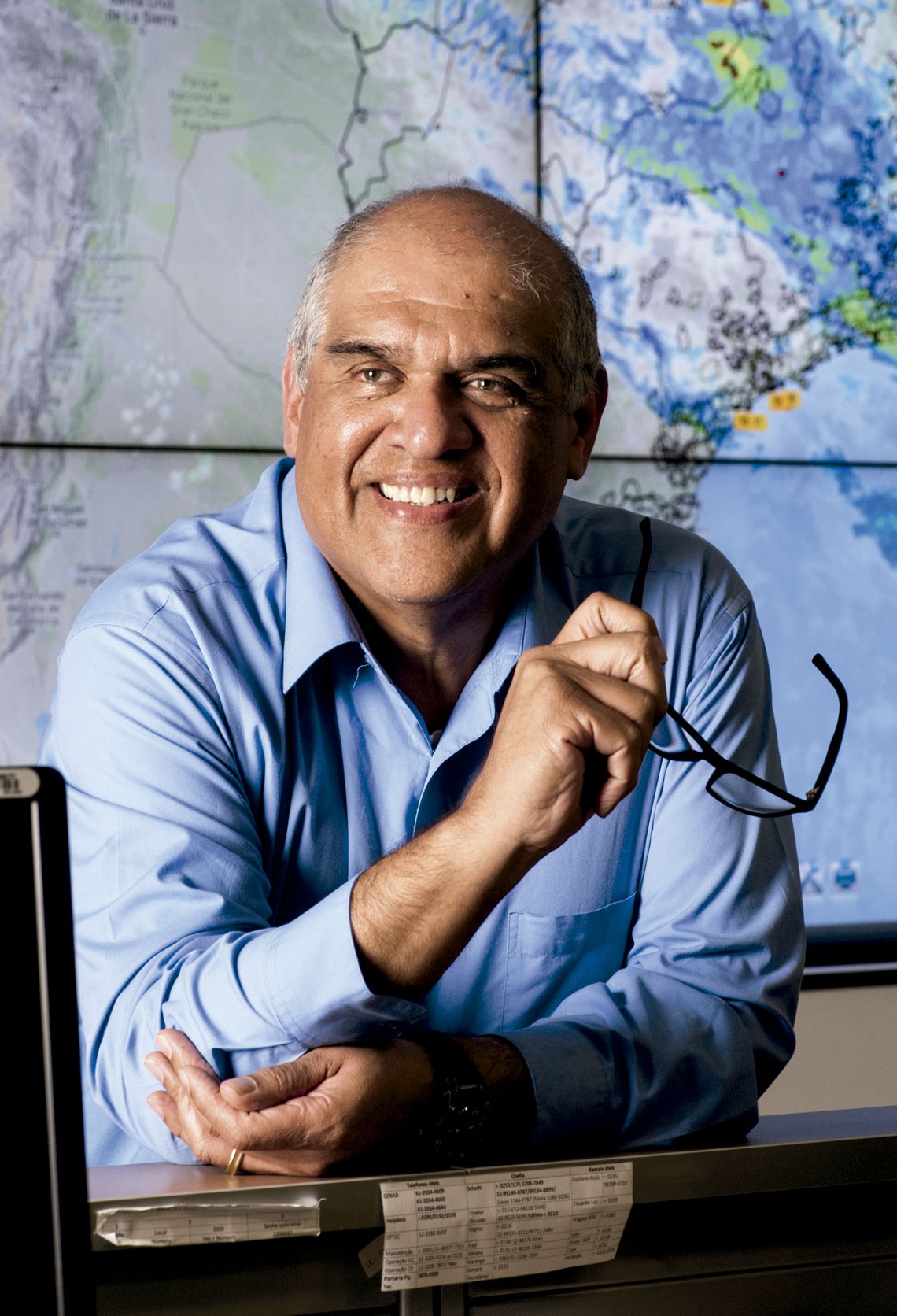 José Marengo, climatologista do Cemaden, na sala de monitoramento de desastres (Foto: Leo Ramos Chaves/Revista Pesquisa Fapesp)
