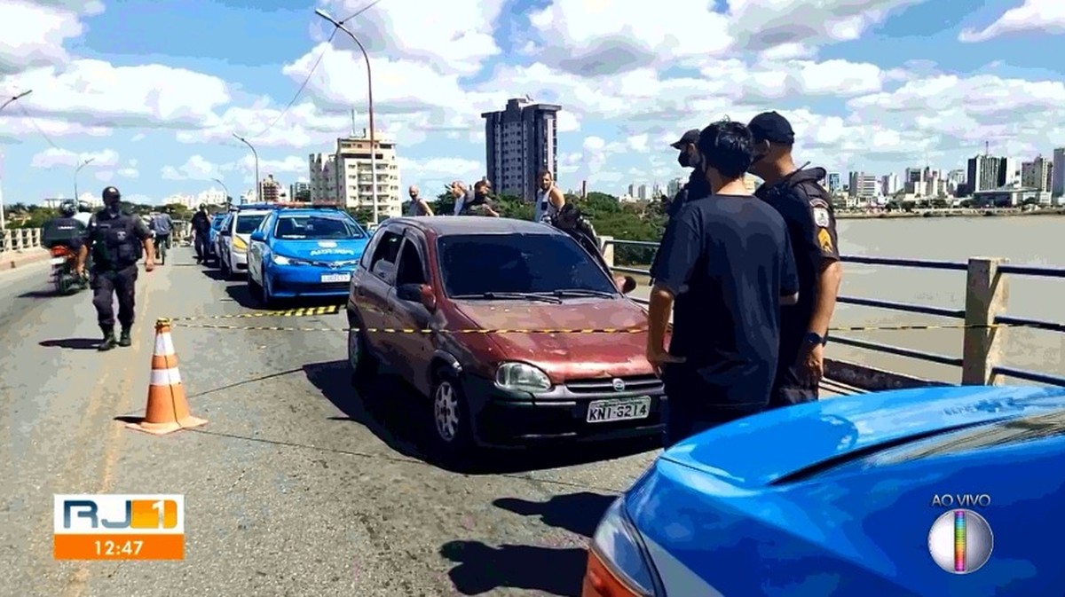 Homem é morto a tiros dentro de carro na ponte da Lapa, em Campos, no RJ