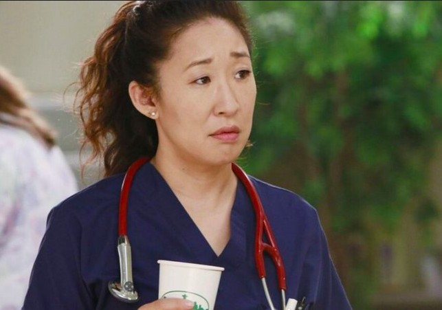 Sandra Oh como a médica Cristina Yang em cena da série Greys Anatomy (Foto: Reprodução)