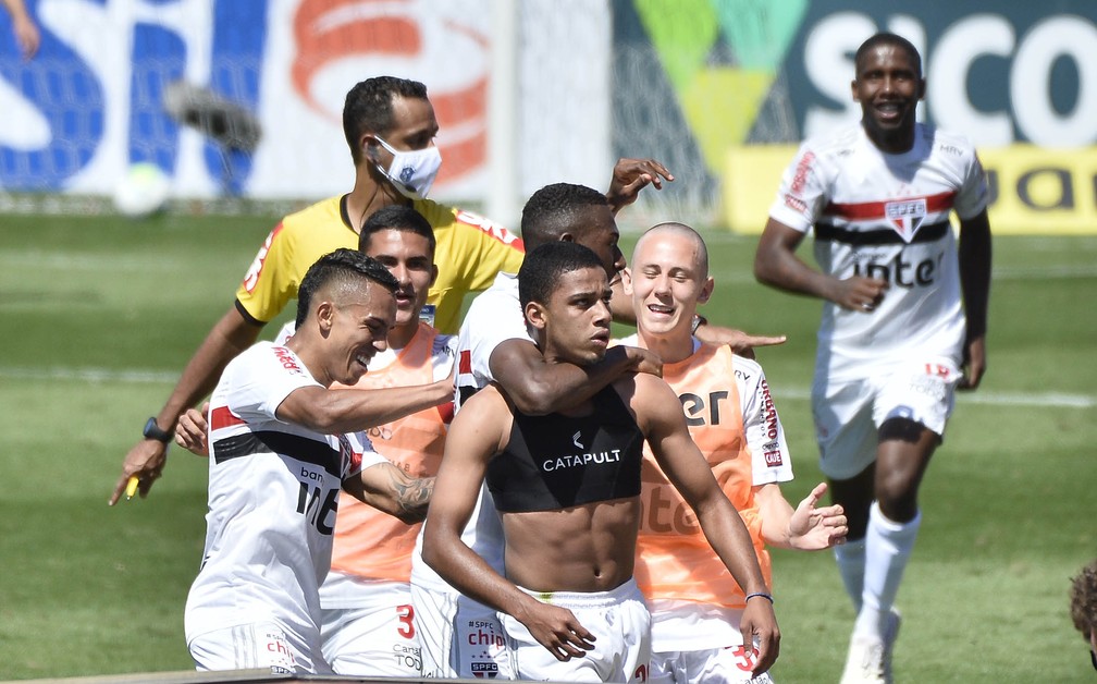 Brenner, de 20 anos, comemora o gol da vitória do São Paulo — Foto: Marcos Ribolli