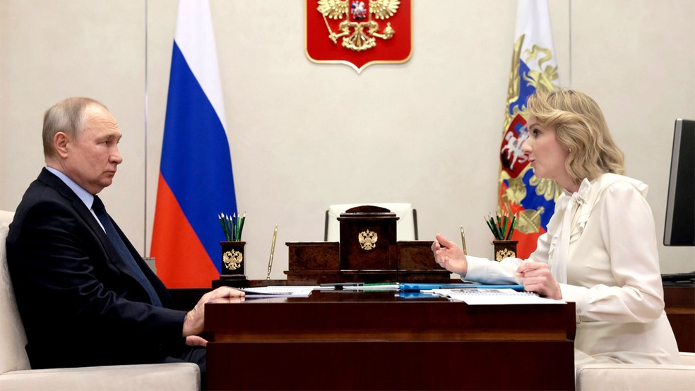 Maria Lvova-Belova em reunião com Vladimir Putin na quarta-feira — Foto: Serviço de Imprensa do Kremlin