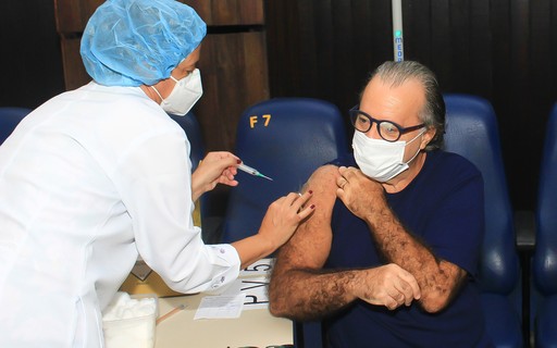 Tony Ramos toma a segunda dose da vacina contra a Covid-19