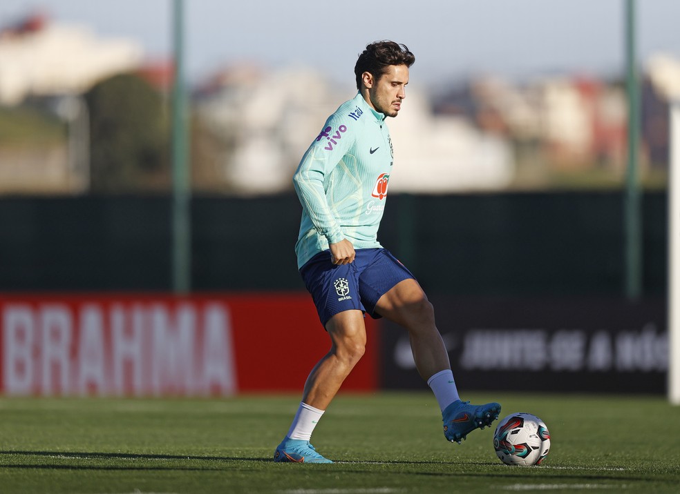 Raphael Veiga, do Palmeiras, no treino da seleção brasileira — Foto: Rafael Ribeiro/CBF