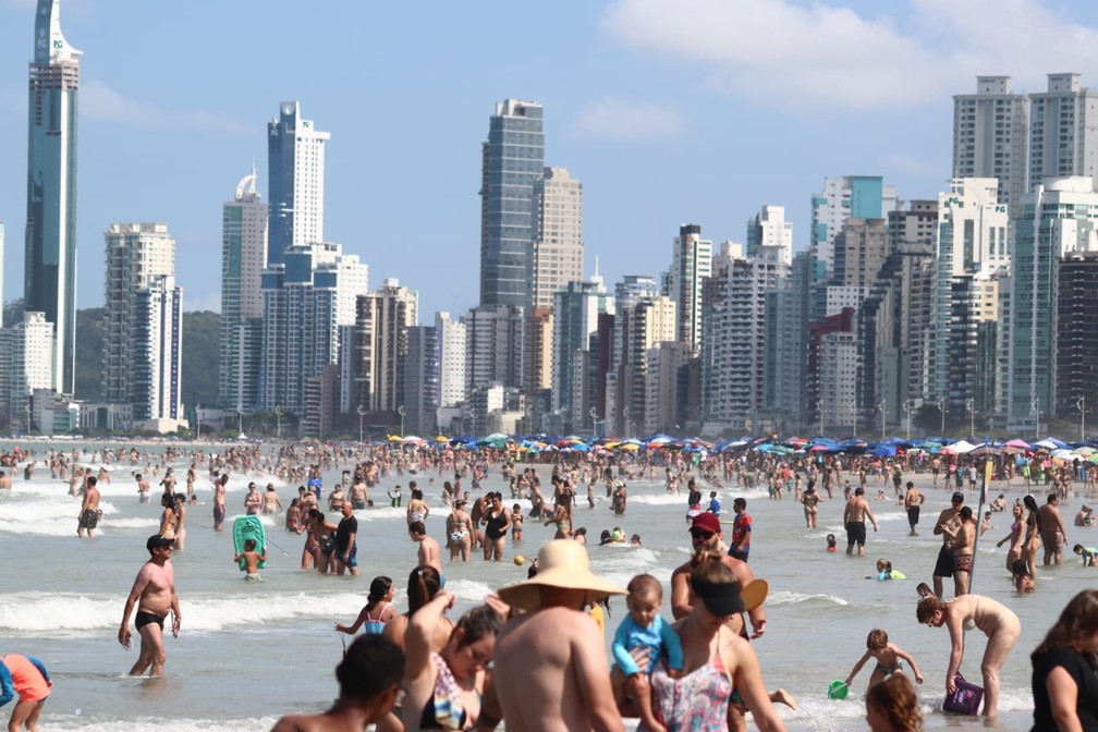Banhistas no mar da Praia Central, de Balneário Camboriú, na segunda (27) — Foto: Luiz Souza/NSC TV