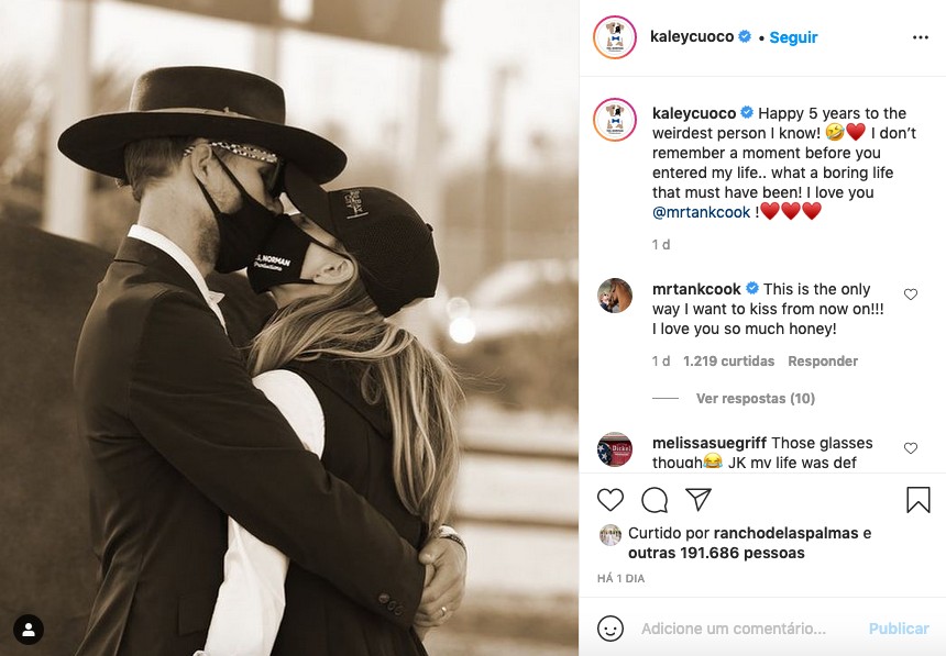 O post da atriz Kaley Cuoco celebrando seu aniversário de cinco anos de relacionamento com Karl Cook (Foto: Instagram)