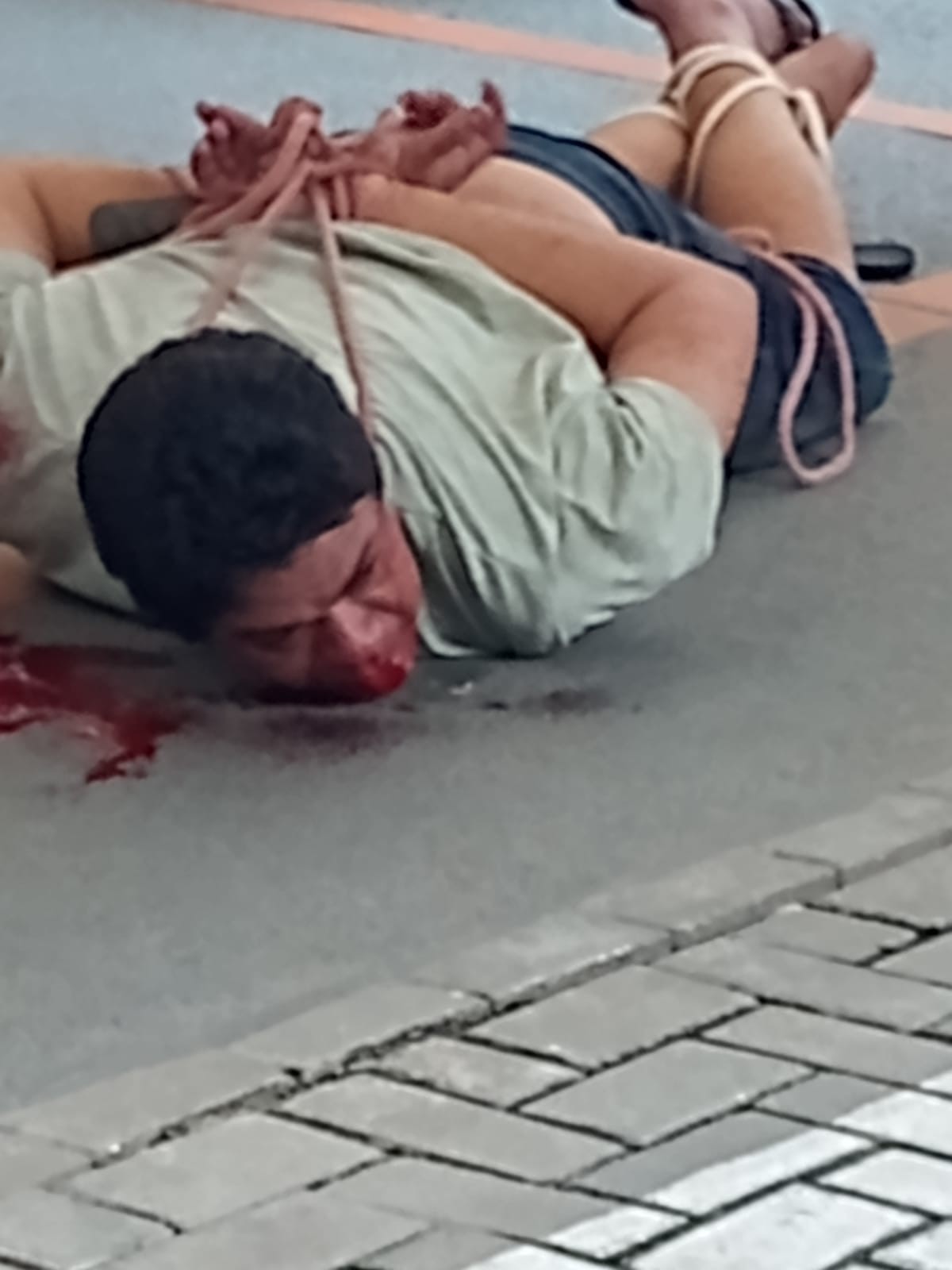 Alexander Silva foi amarrado por vizinhos até que a polícia chegasse — Foto: Reprodução