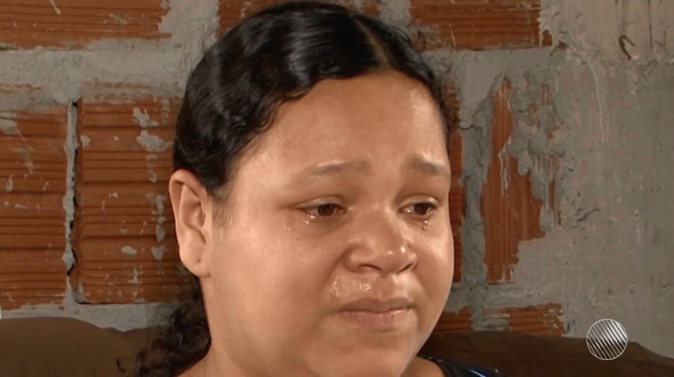 Geane prestou queixa na polícia e disse que o filho não costuma passar tanto tempo fora sem dar notícias (Foto: Reprodução/TV Santa Cruz)