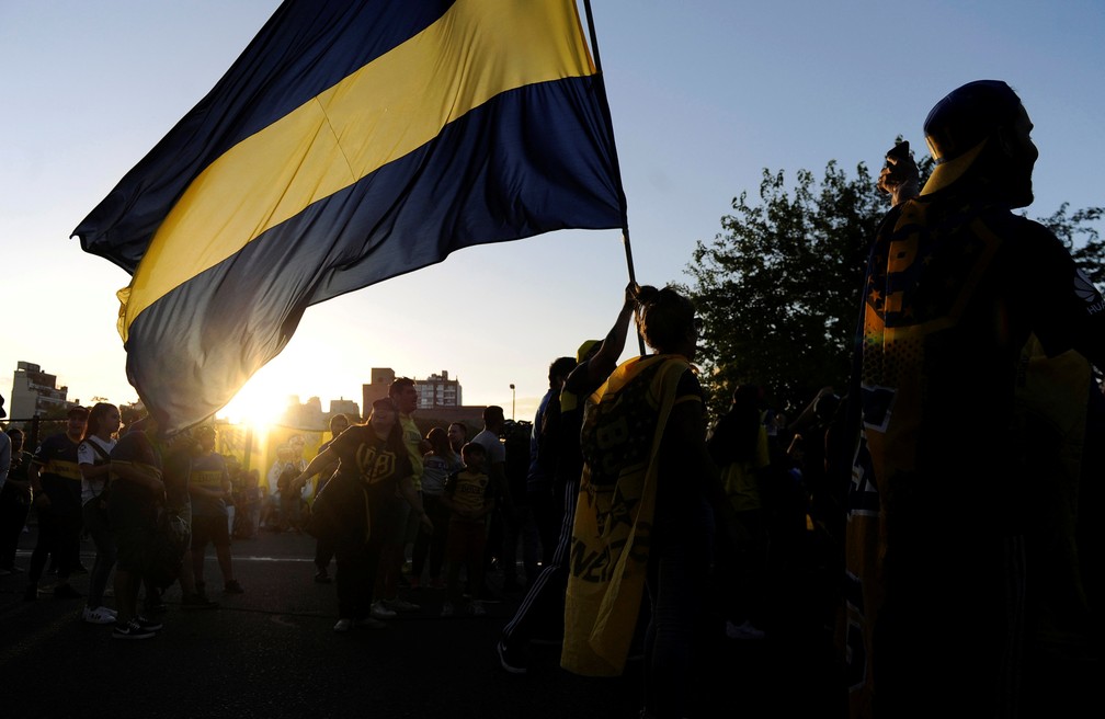 Bandeira azul e amarela de torcedores do Boca Juniors na festa antes da viagem do time para a final da Taça Libertadores — Foto: REUTERS/Stringer