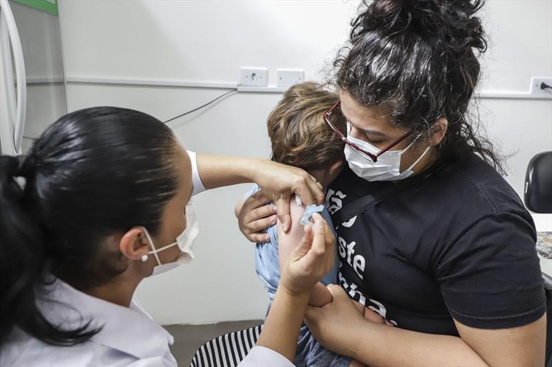 Curitiba convoca bebês de 6 meses até 2 anos para vacinação contra Covid-19; veja como agendar